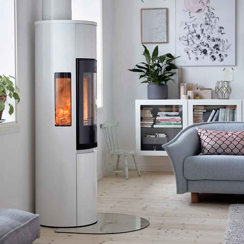 En vit Contura 596 Style installerad i ett vardagsrum med vit Premodul skorsten ansluten.