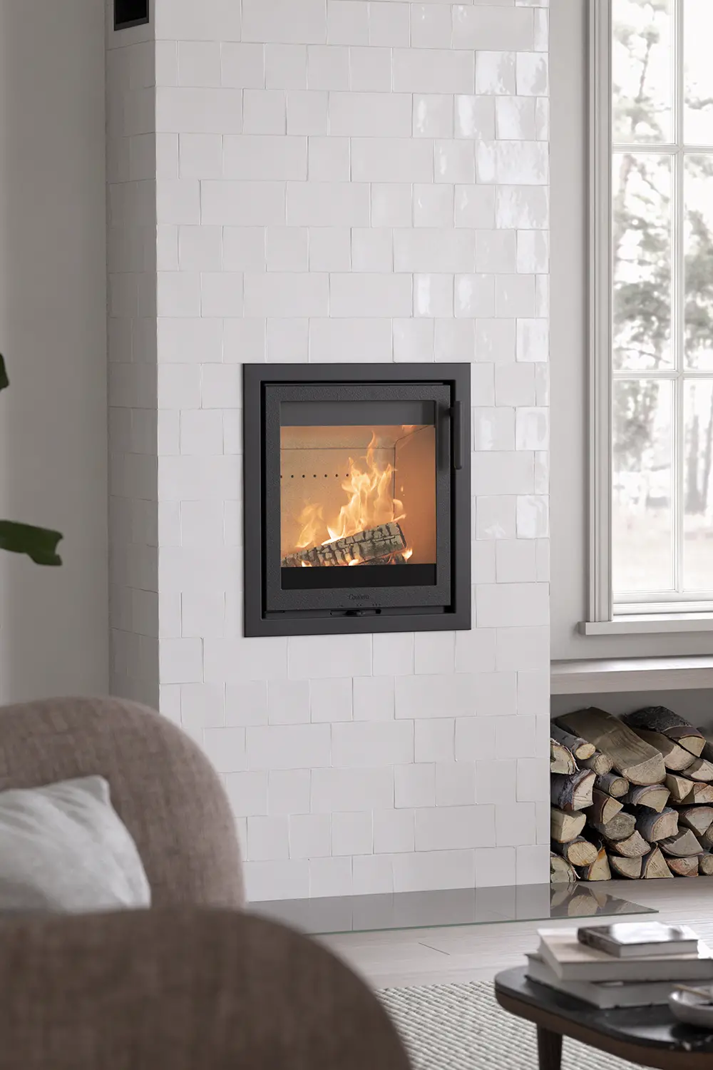 4-sidig Contura i2 byggd med vitt kakel.