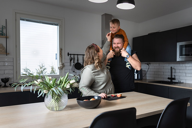 Takalle löytyi paikka pienestä kulmauksesta, mistä tuli näkyy sekä keittiöön että olohuoneeseen.