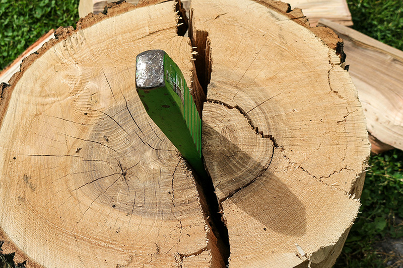 Faire du petit bois soi-même ? Tuto : Fendre le bois